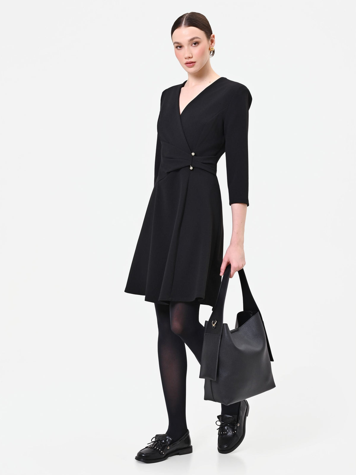 Abito incrociato nero con bottoni design