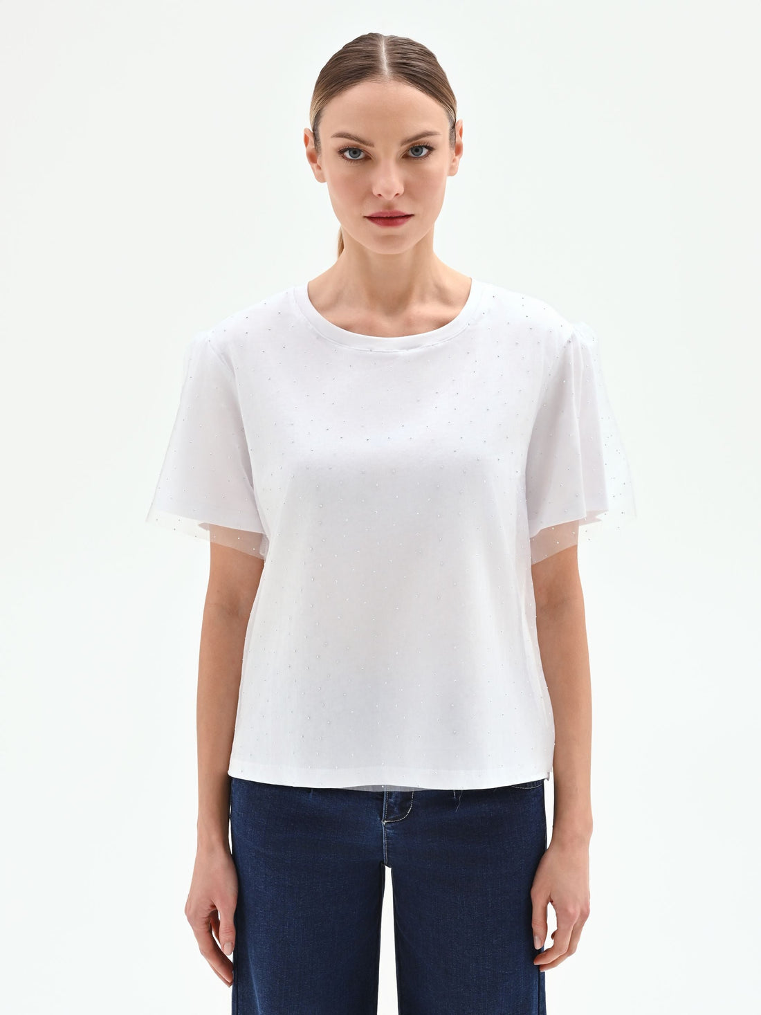 T-shirt bianca con doppio velo e applicazioni brillanti