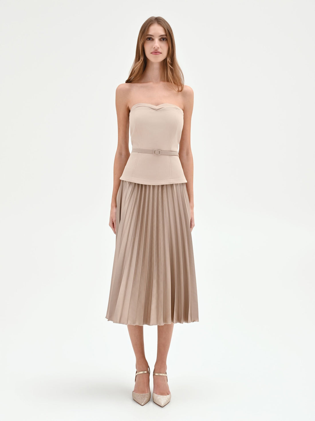 Abito tortora con top bustier e gonna plissé