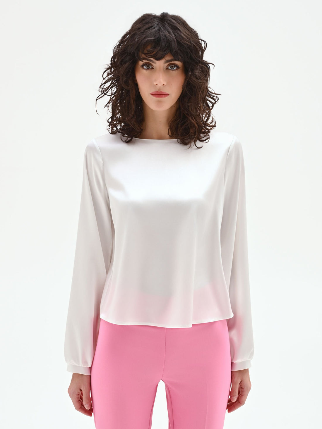 Blusa bianca in raso con scollo a barchetta
