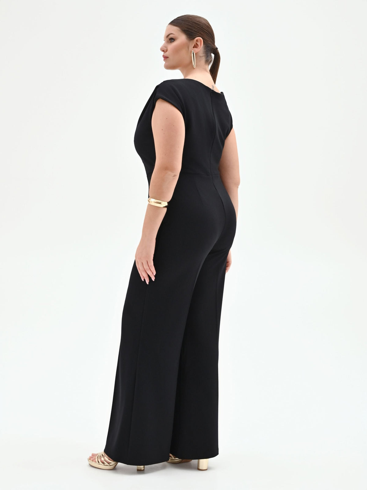Tuta nera curvy con scollo asimmetrico