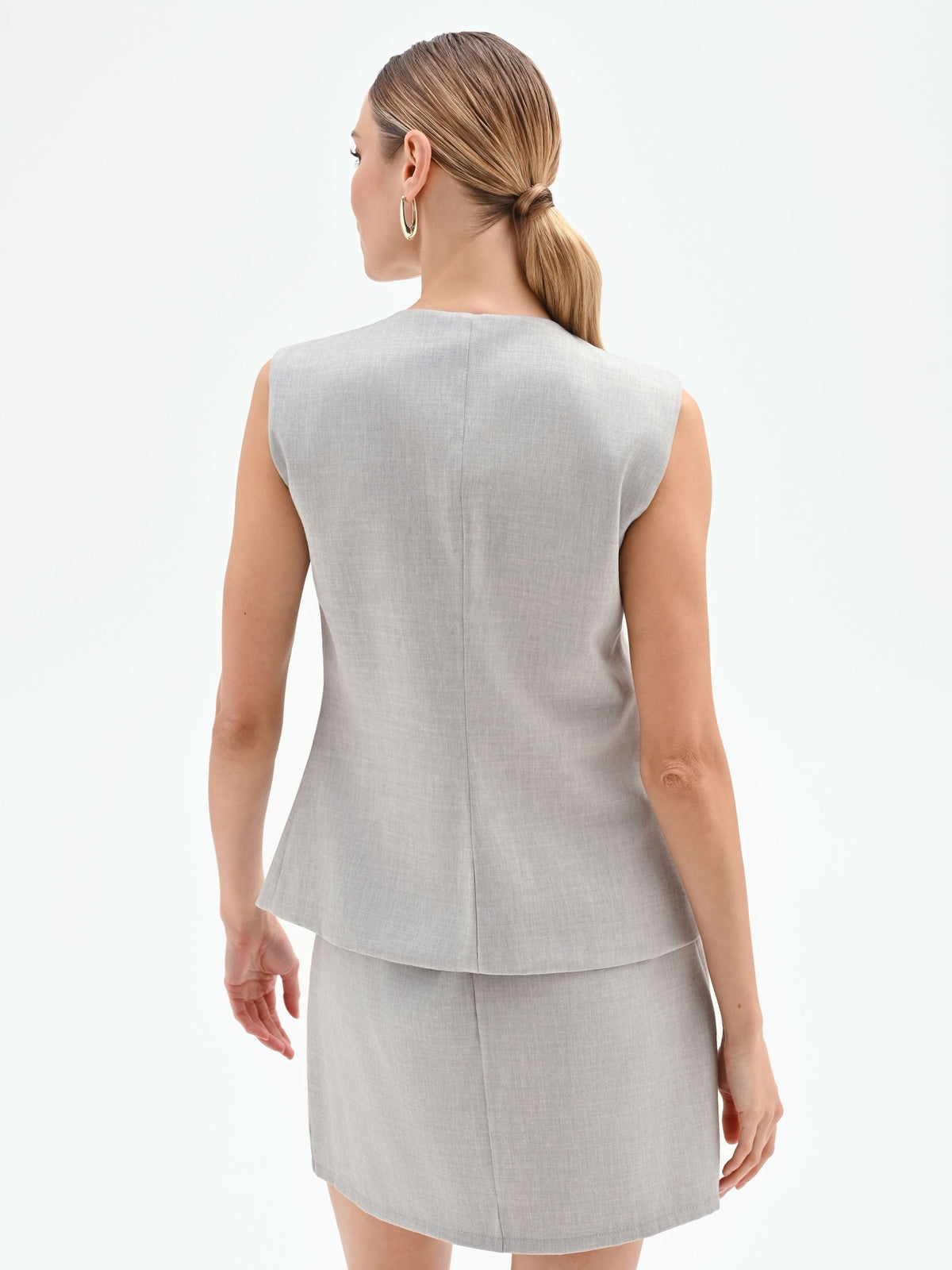 Gilet grigio sciancrato con bottoni dorati