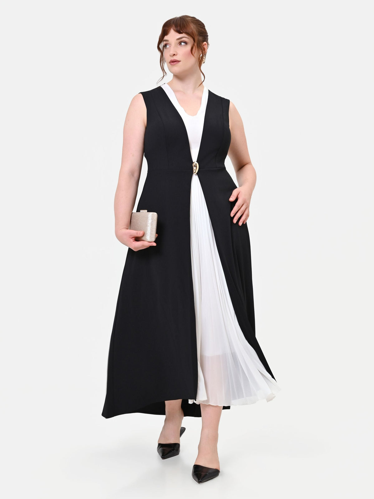 Abito Curvy lungo nero con inserto plissettato a contrasto