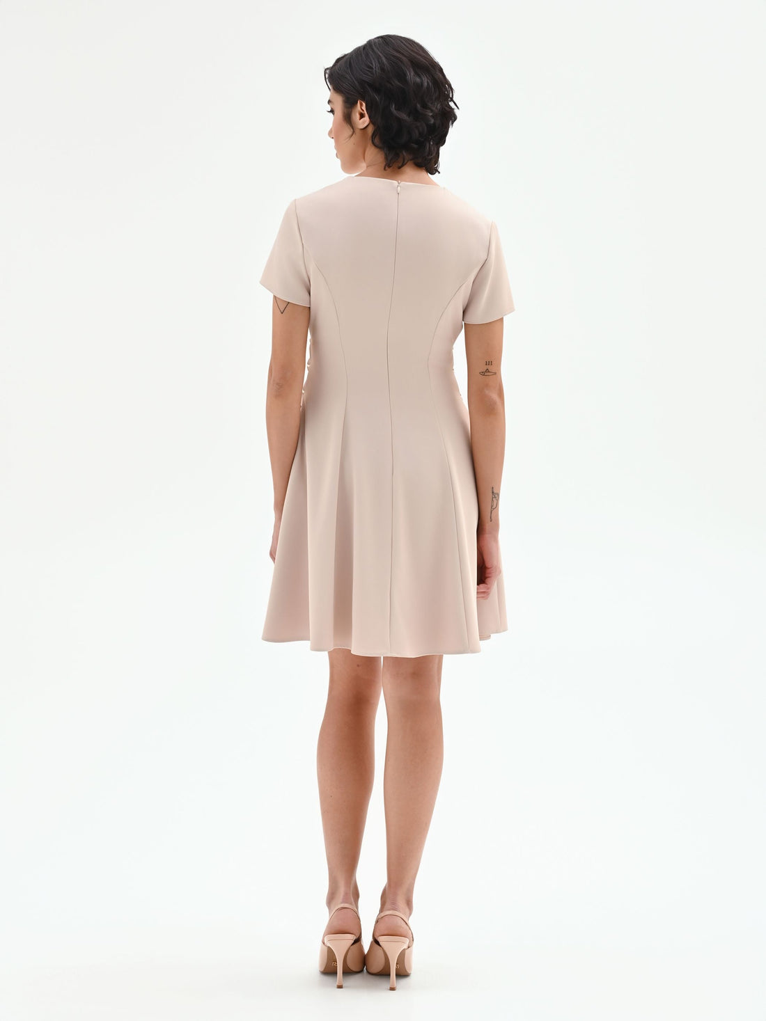 Abito corto cadi beige chiaro con stringhe laterali