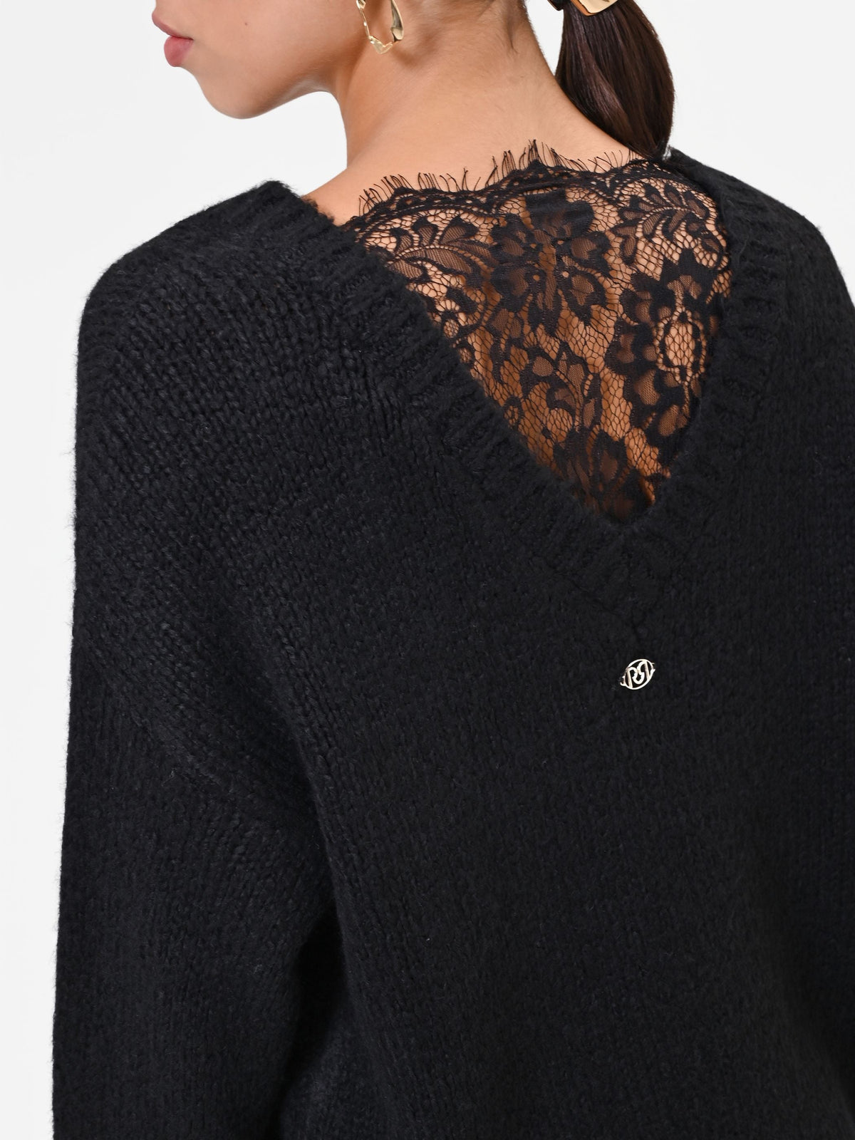 Maglia in lana nera con scollo sfrangiato