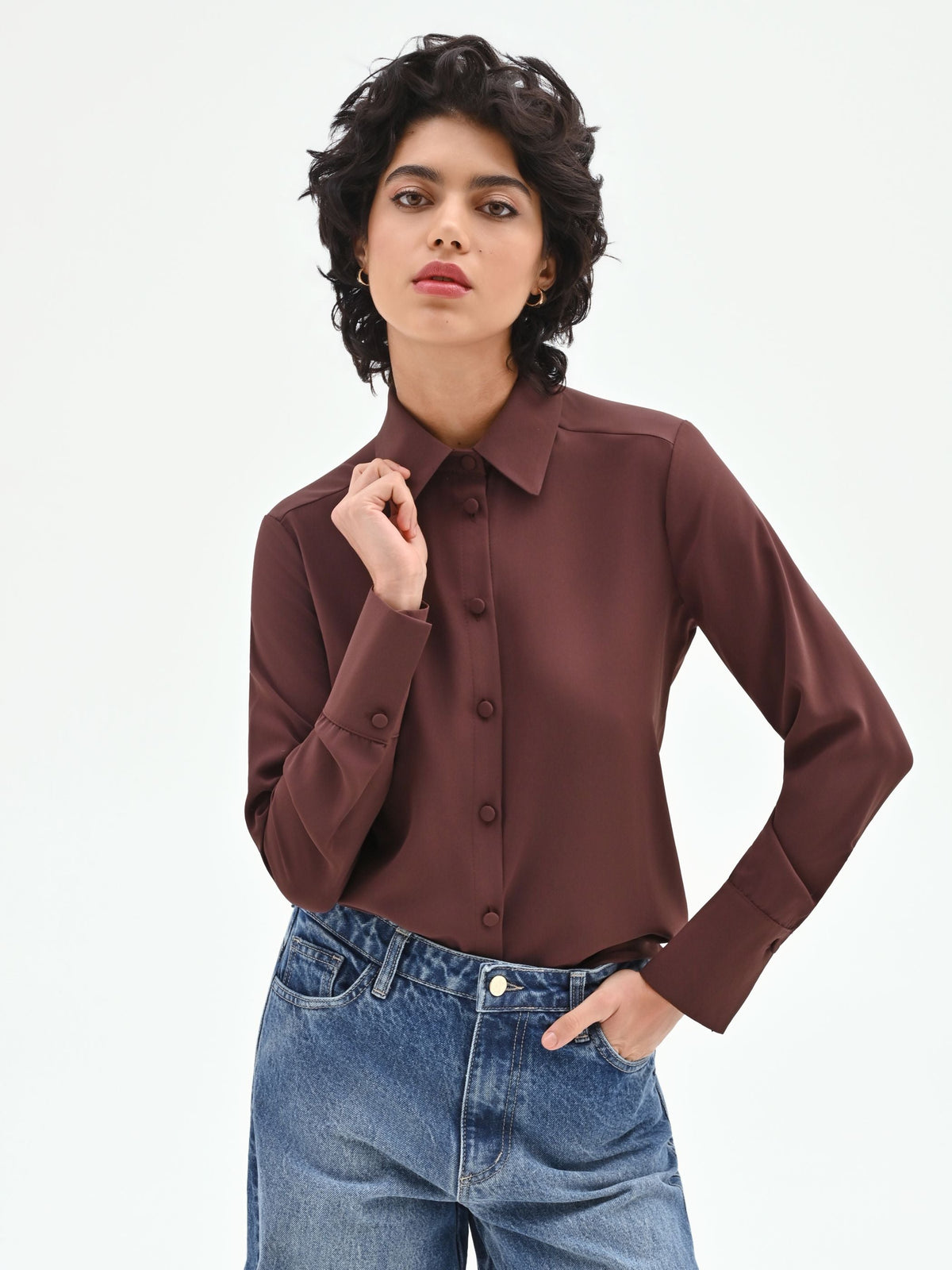 Camicia marrone con bottoncini ricoperti