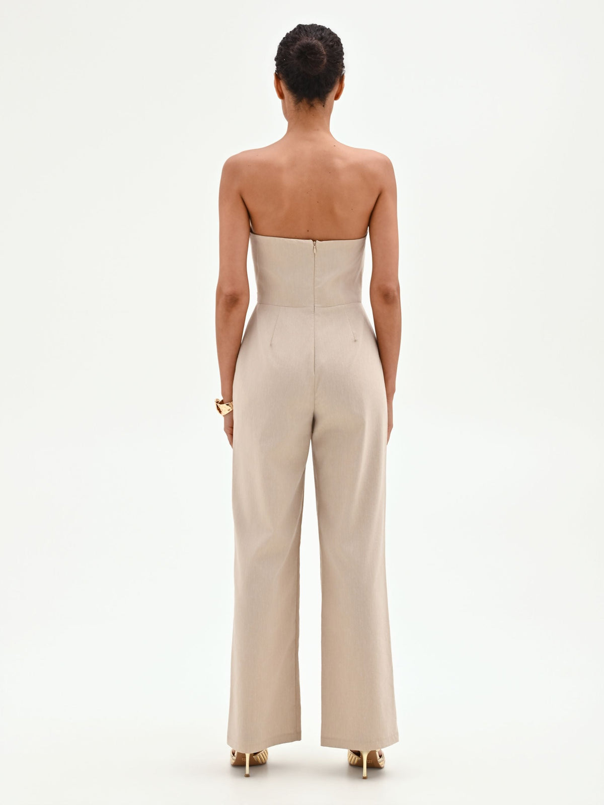 Tuta a fascia beige chiaro con gamba larga