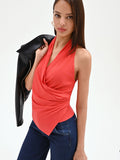 Top rosso fragola con design a incrocio