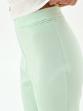 Pantalone verde menta dalla linea slim