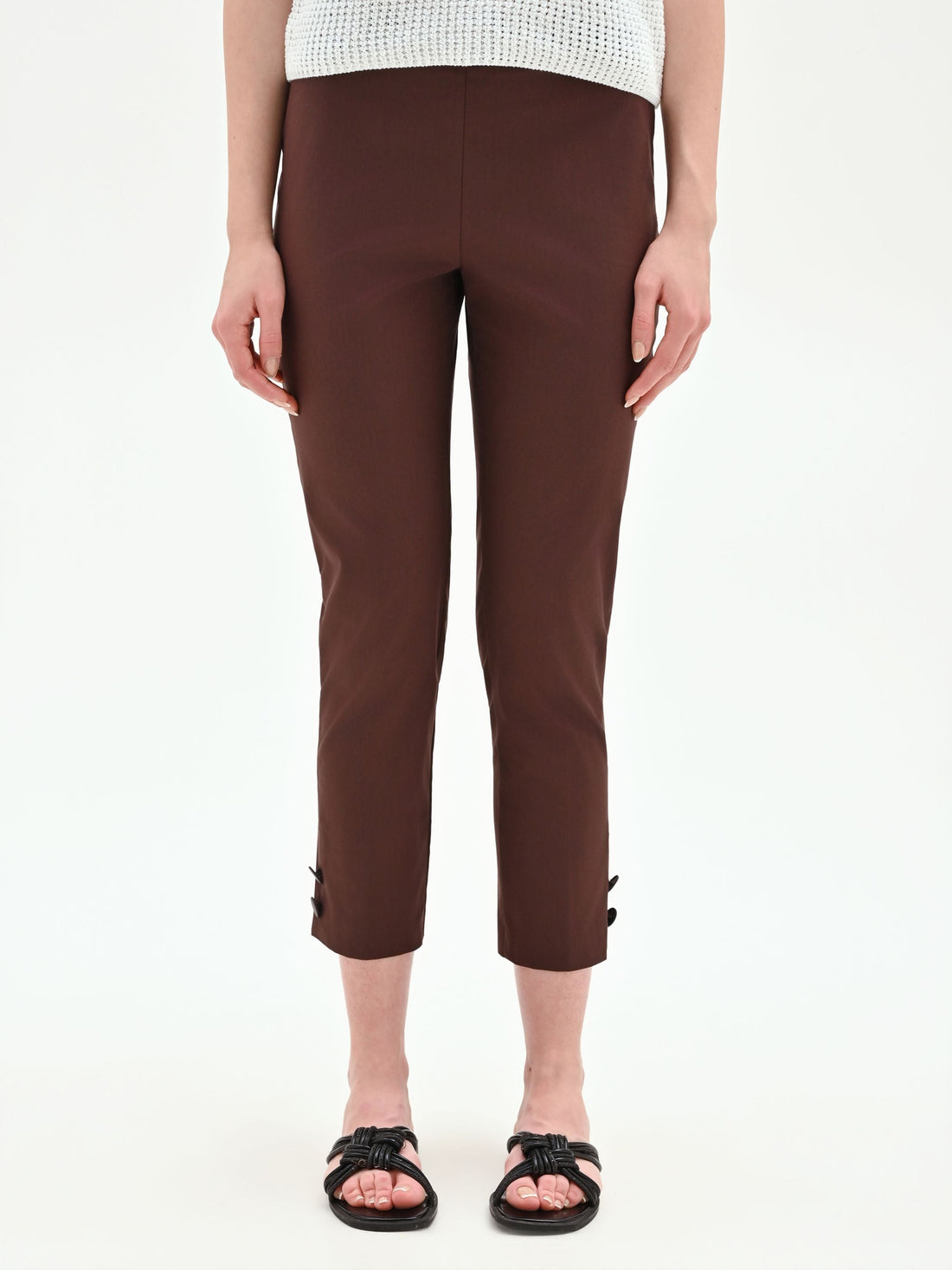 Pantalone a sigaretta cioccolato con spacchi decorati