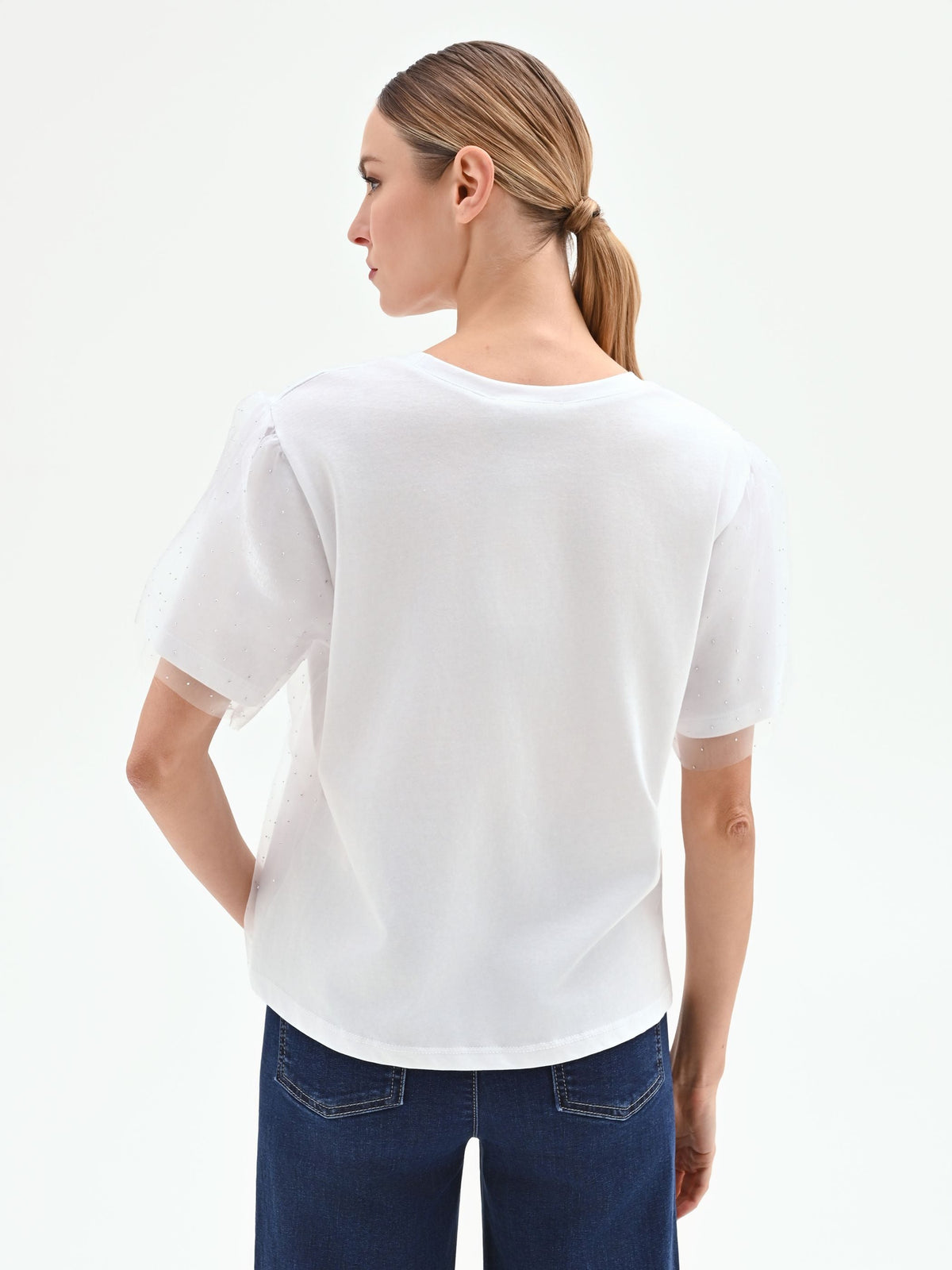 T-shirt bianca con doppio velo e applicazioni brillanti