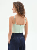 Top crop verde menta con fibbia decorativa