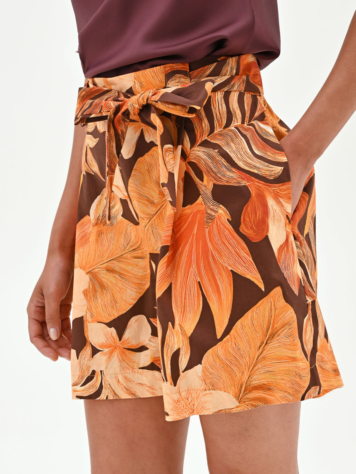 Pantaloncino arancione a fantasia tropicale