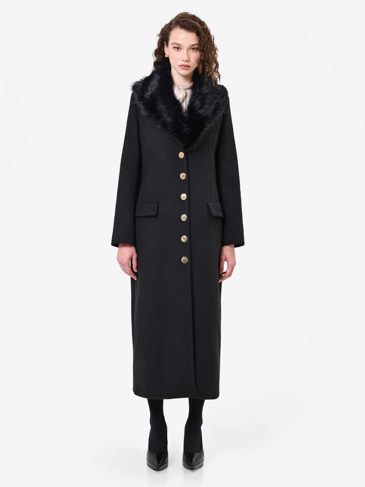 Cappotto lungo nero con inserto effetto pelliccia