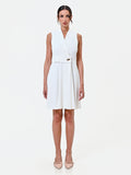 Abito bianco con revers e bottone design
