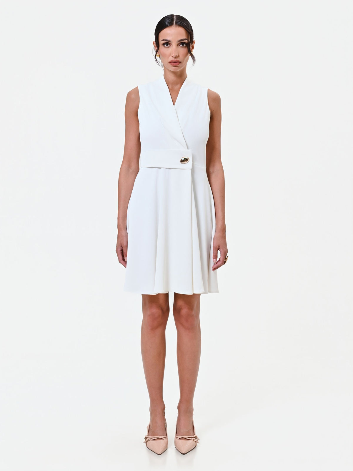 Abito bianco con revers e bottone design