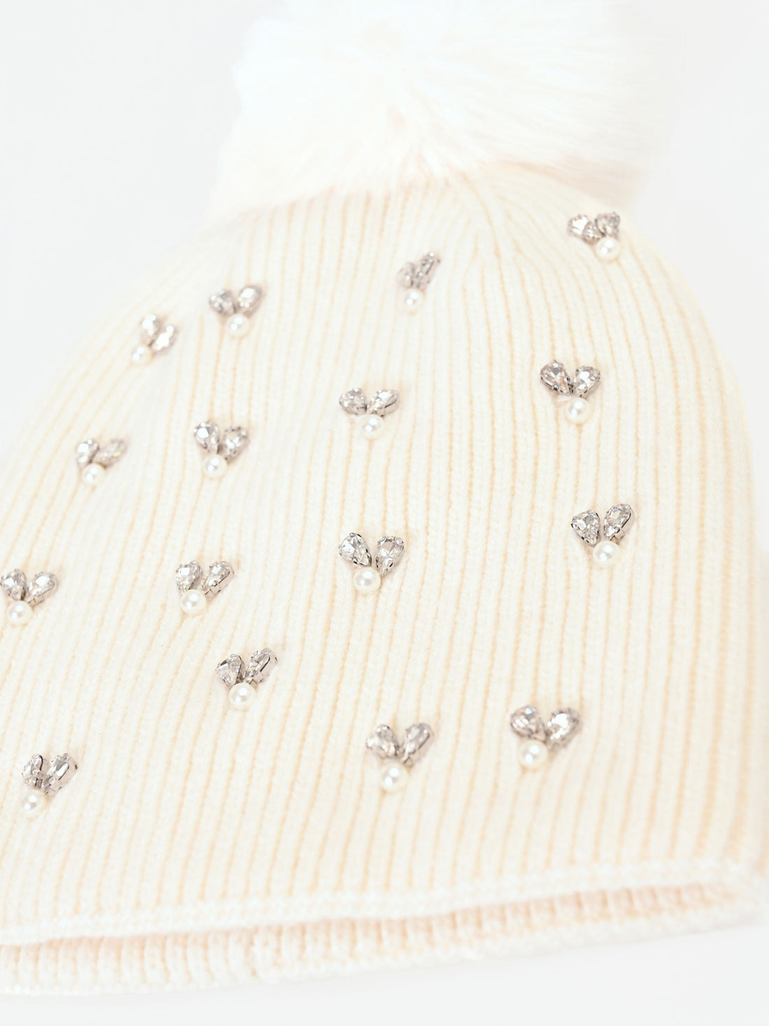 Cappellino bianco con cristalli e pompon