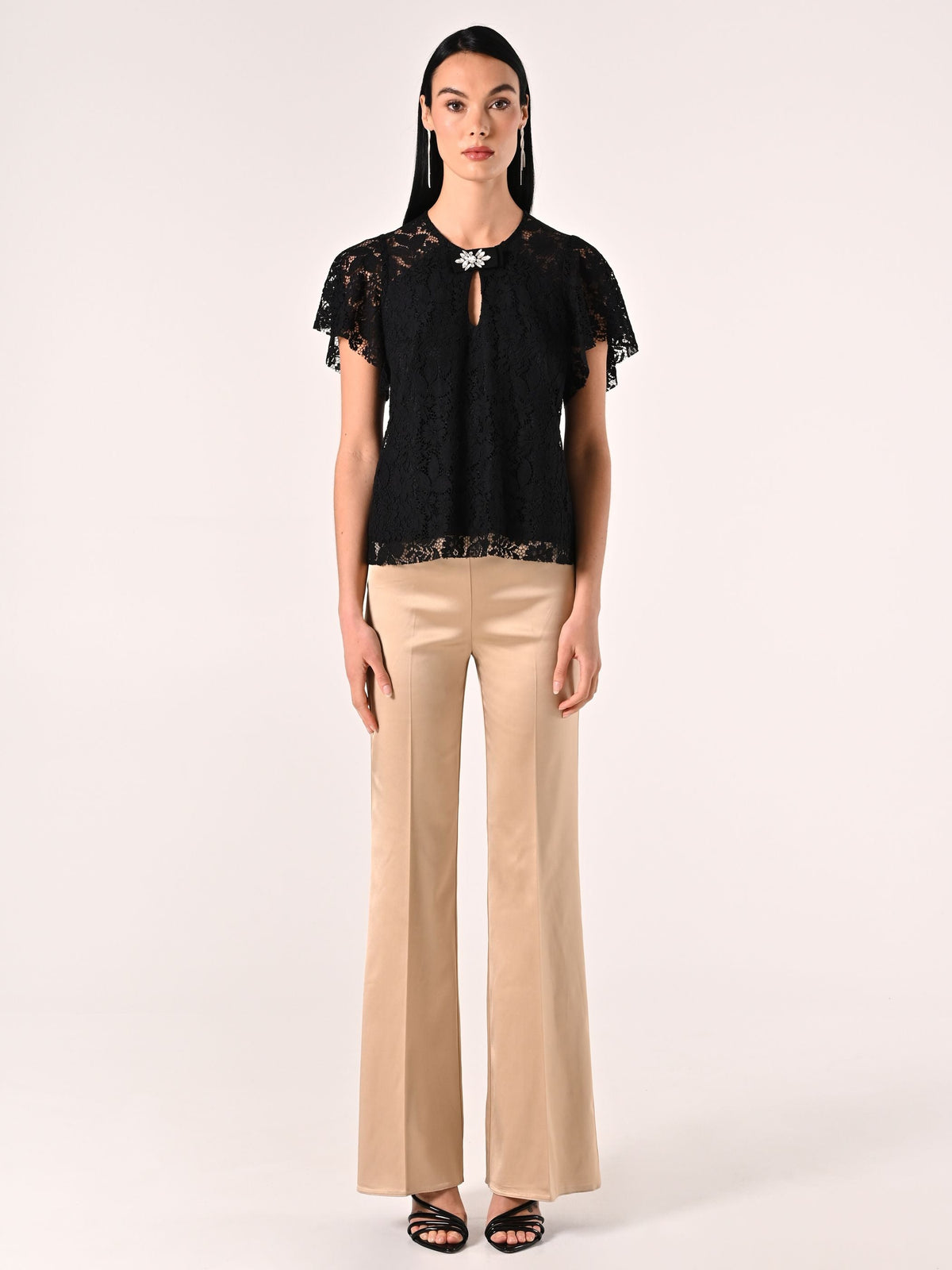 Blusa Nera in Pizzo con Spilla