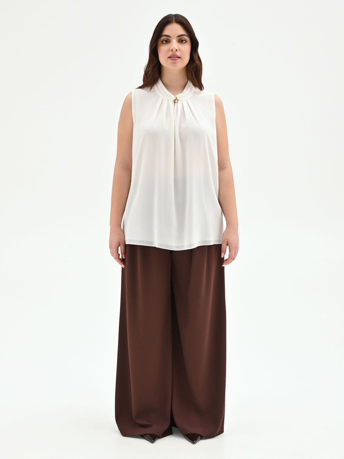 Top curvy  bianco panna con spilla gioiello