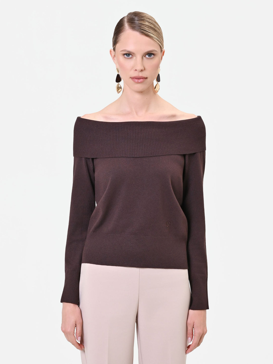 Maglia marrone con spalle scoperte