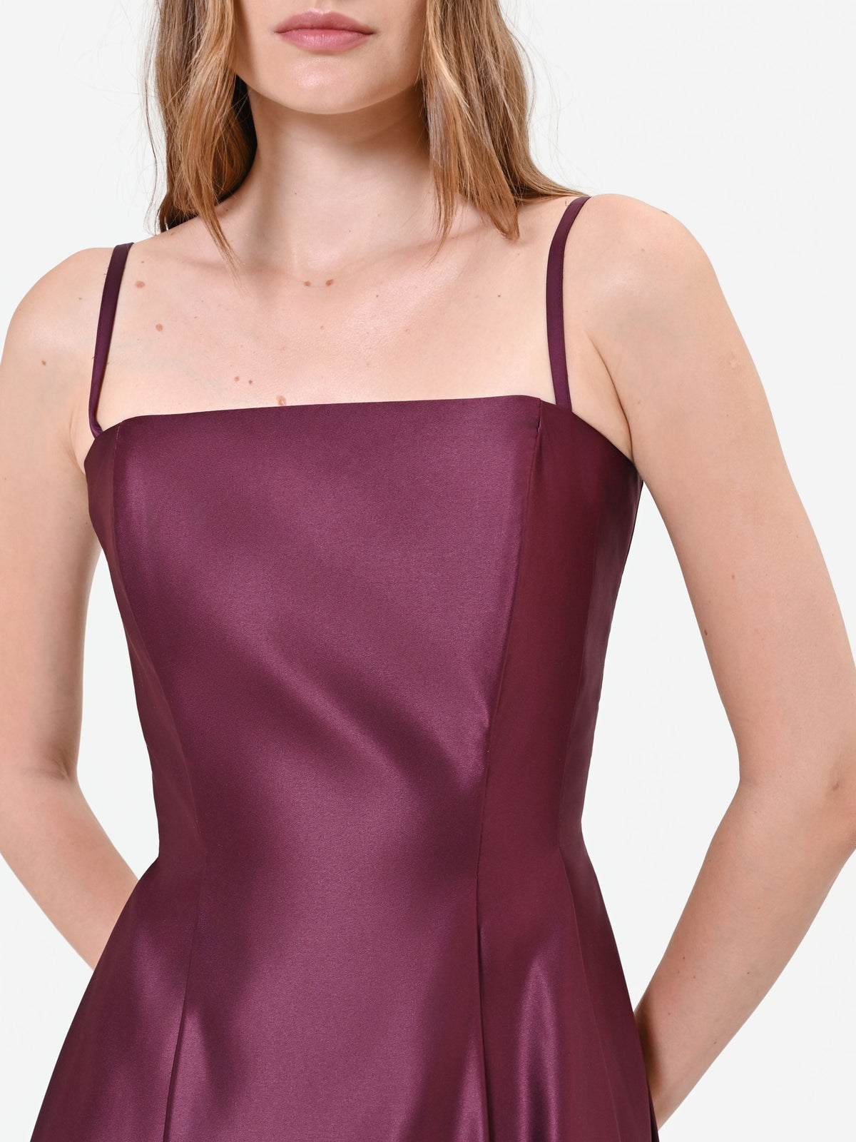 Abito midi bordeaux in raso con gonna ampia