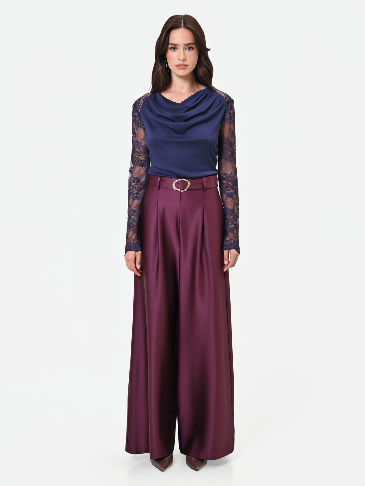 Blusa blu navy con scollo ad anello e maniche in pizzo