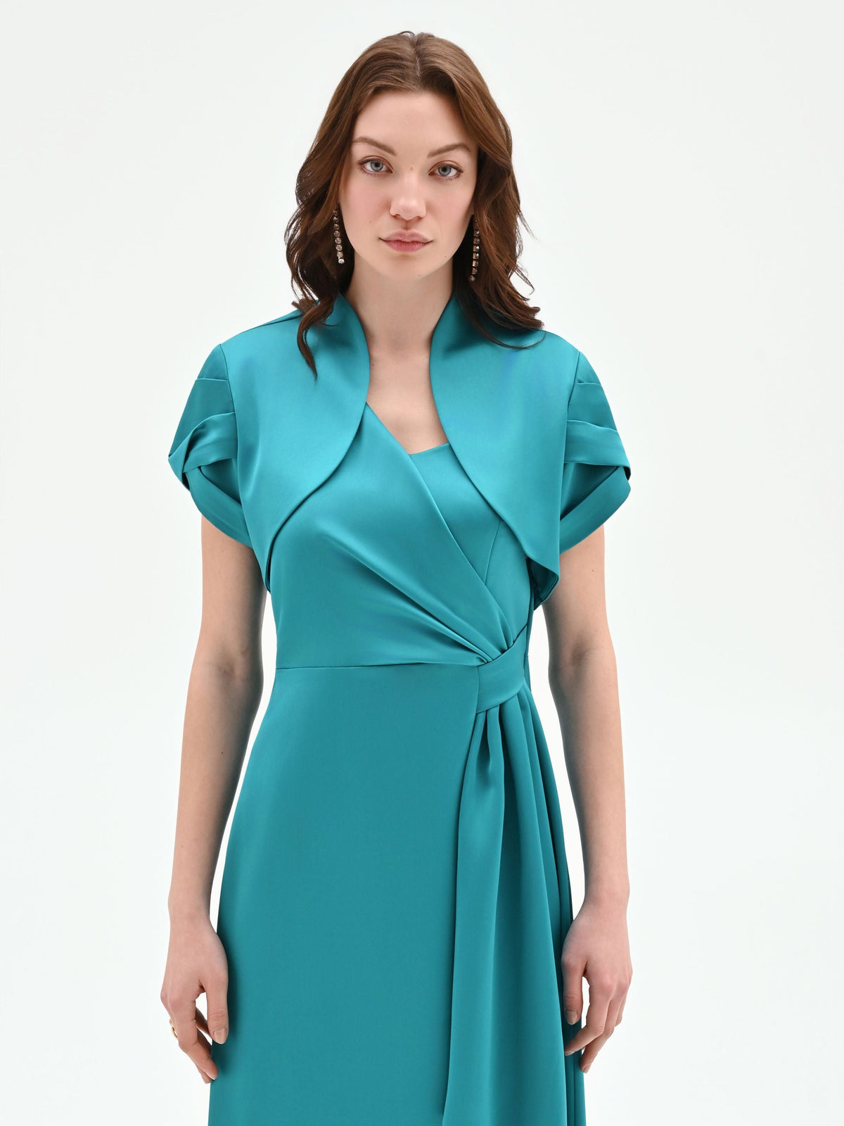 Coprispalla atelier smeraldo verde in raso con maniche strutturate