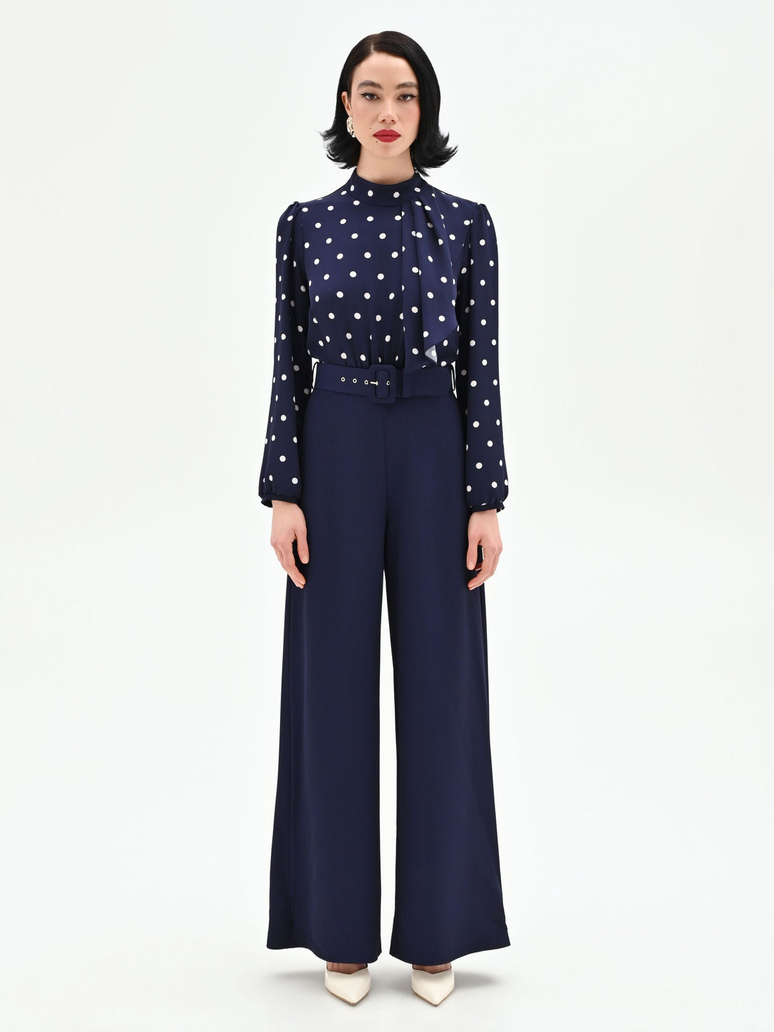 Tuta blu con blusa a pois e collo foulard