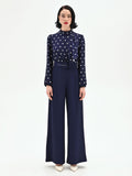 Tuta blu con blusa a pois e collo foulard