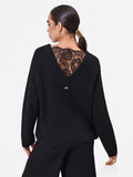 Maglia in lana nera con scollo sfrangiato