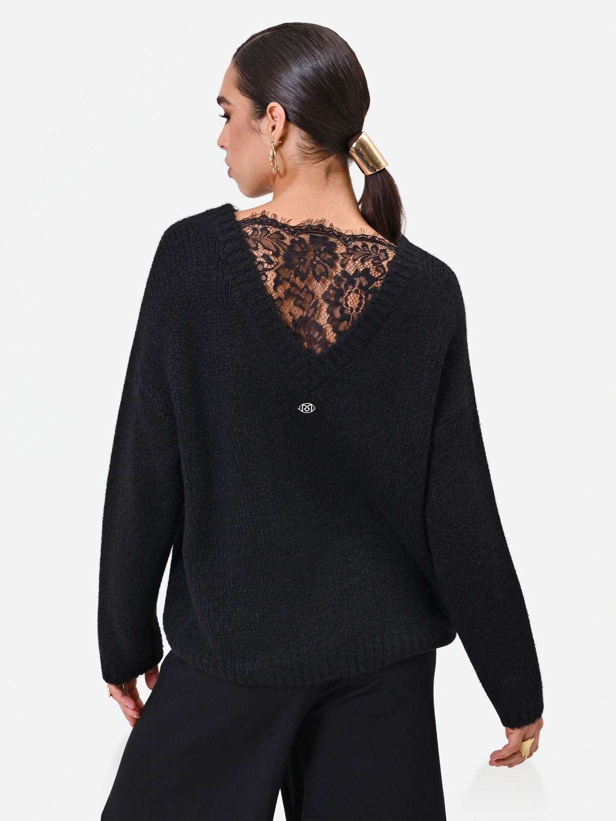Maglia in lana nera con scollo sfrangiato