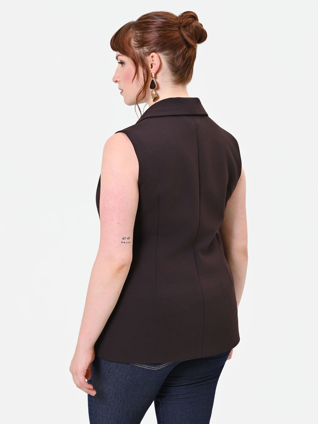 Gilet Curvy in tessuto tecnico marrone moro con revers