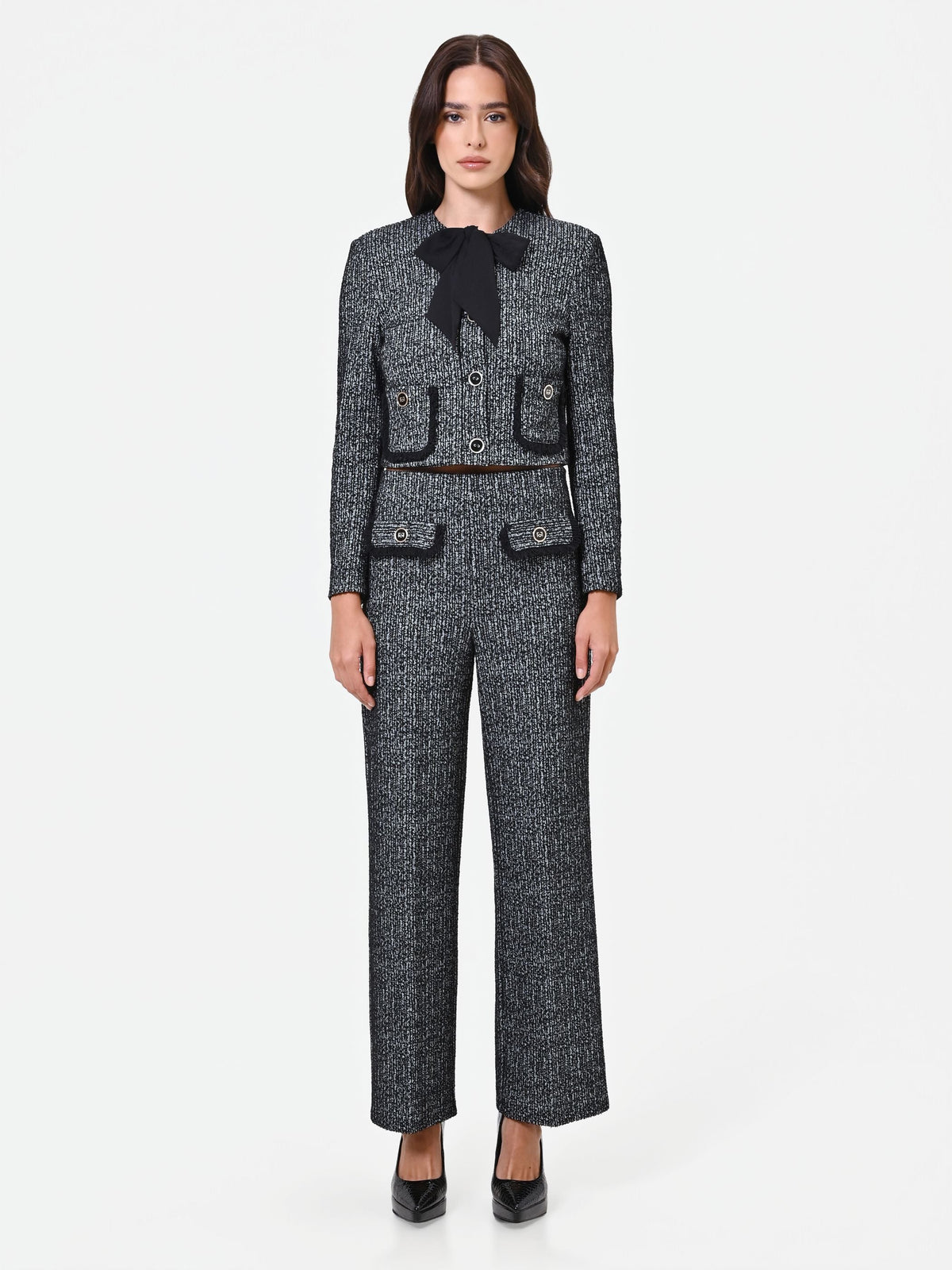 Pantalone nero in bouclé con tasche a toppa