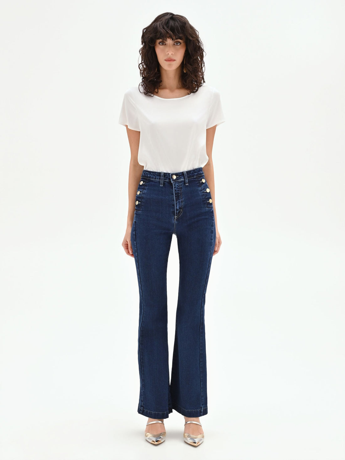 Pantaloni jeans azzurri a zampa con bottoni dorati