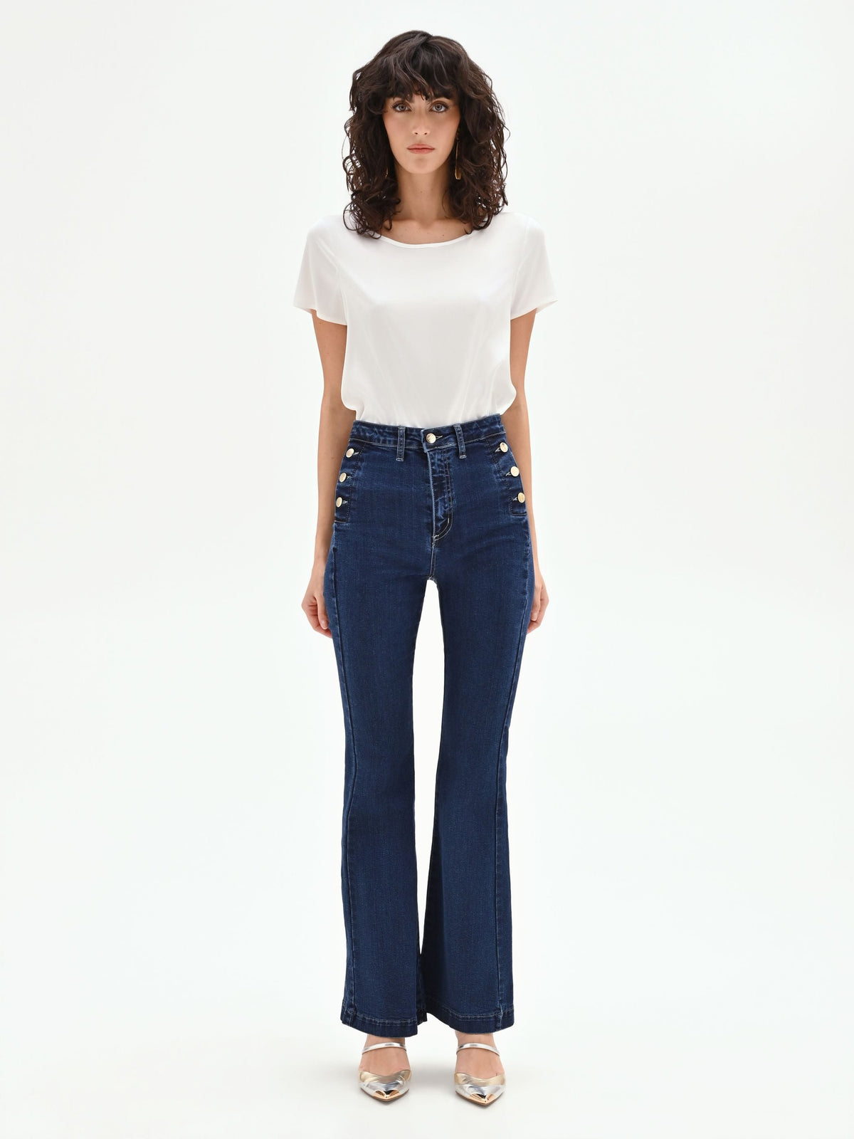 Pantaloni jeans azzurri a zampa con bottoni dorati