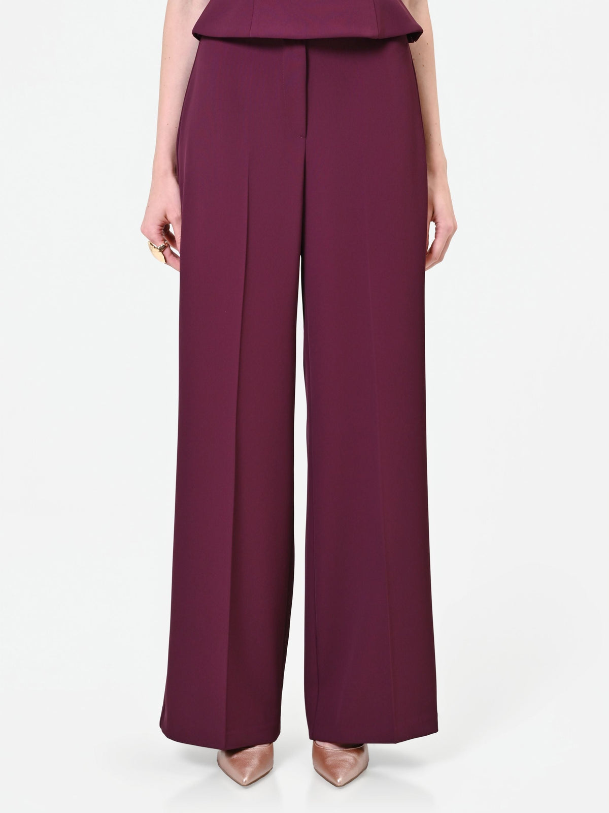 Pantalone a palazzo bordeaux dalla linea fluida