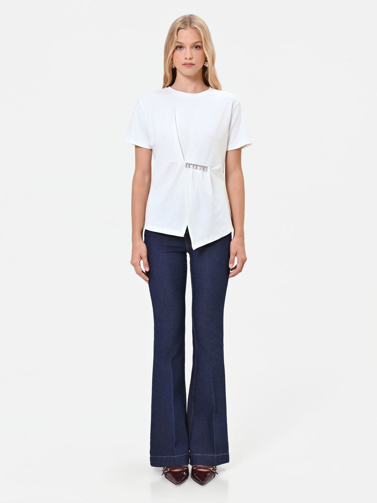 T-shirt panna bianco con drappeggio e strass