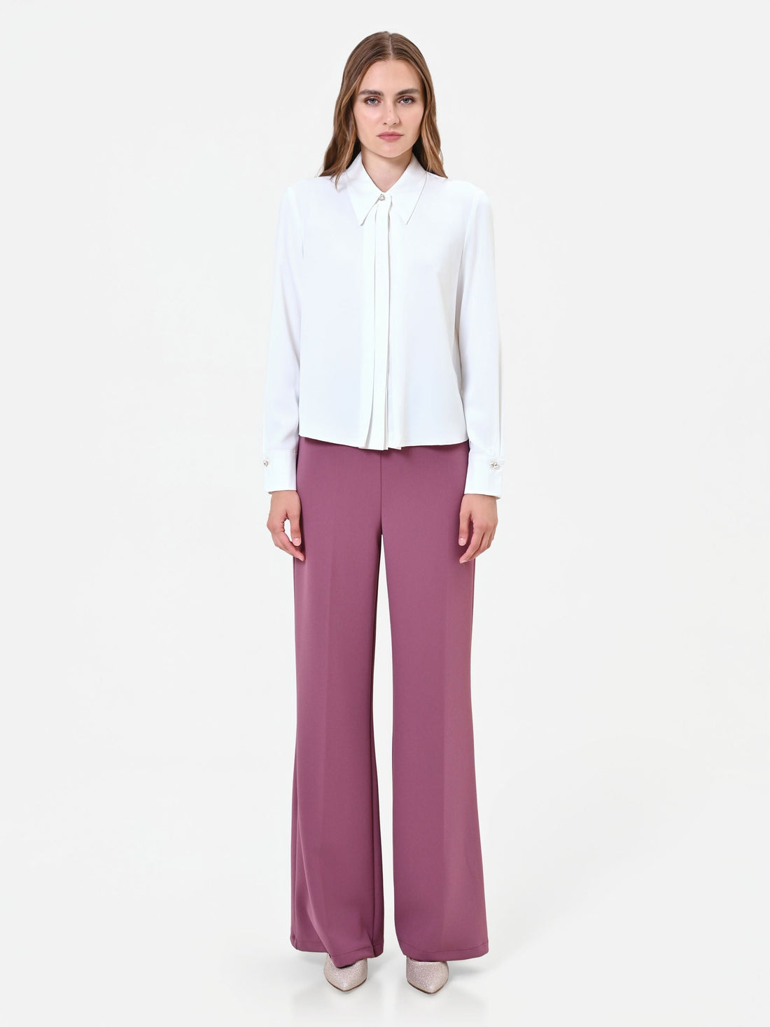 Camicia bianca con bottone gioiello