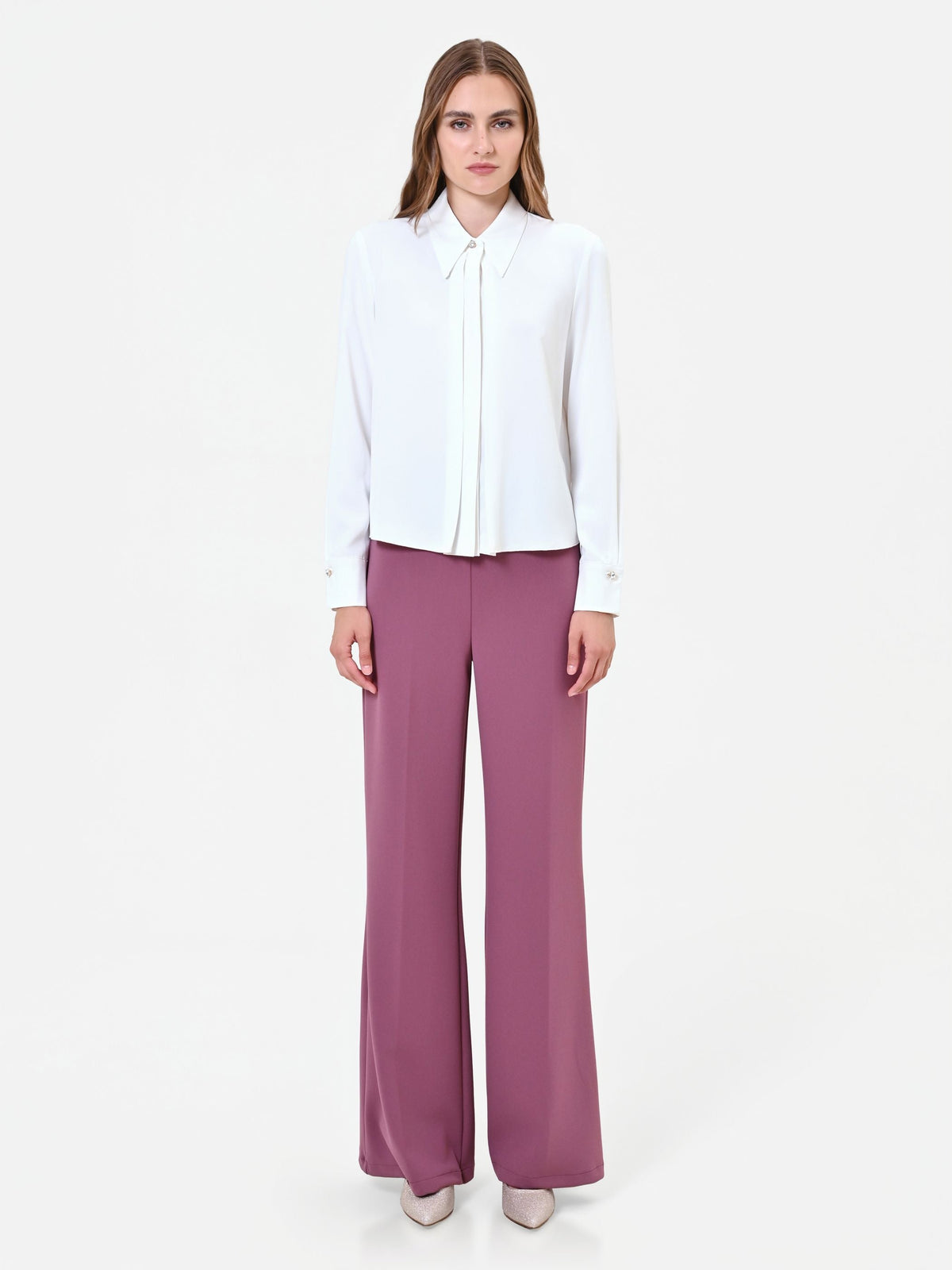Camicia bianca con bottone gioiello