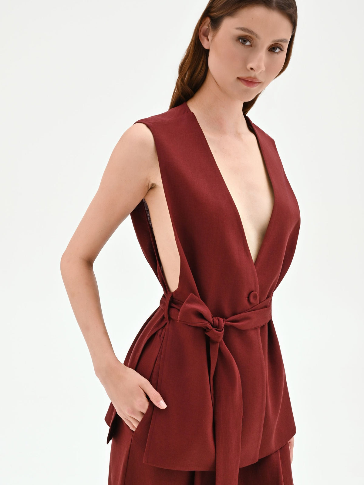 Gilet in lino rosso bordeaux con cintura