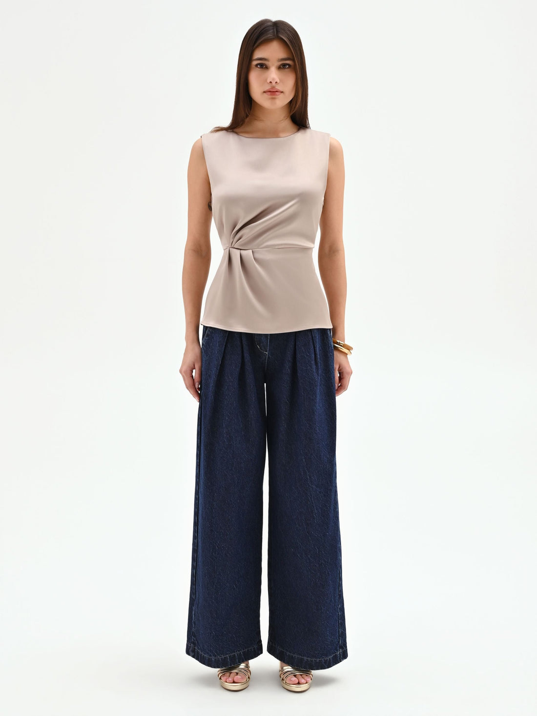 Blusa tortora beige in raso con drappeggio