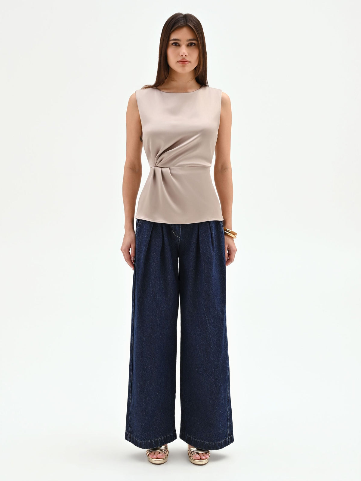 Blusa tortora beige in raso con drappeggio