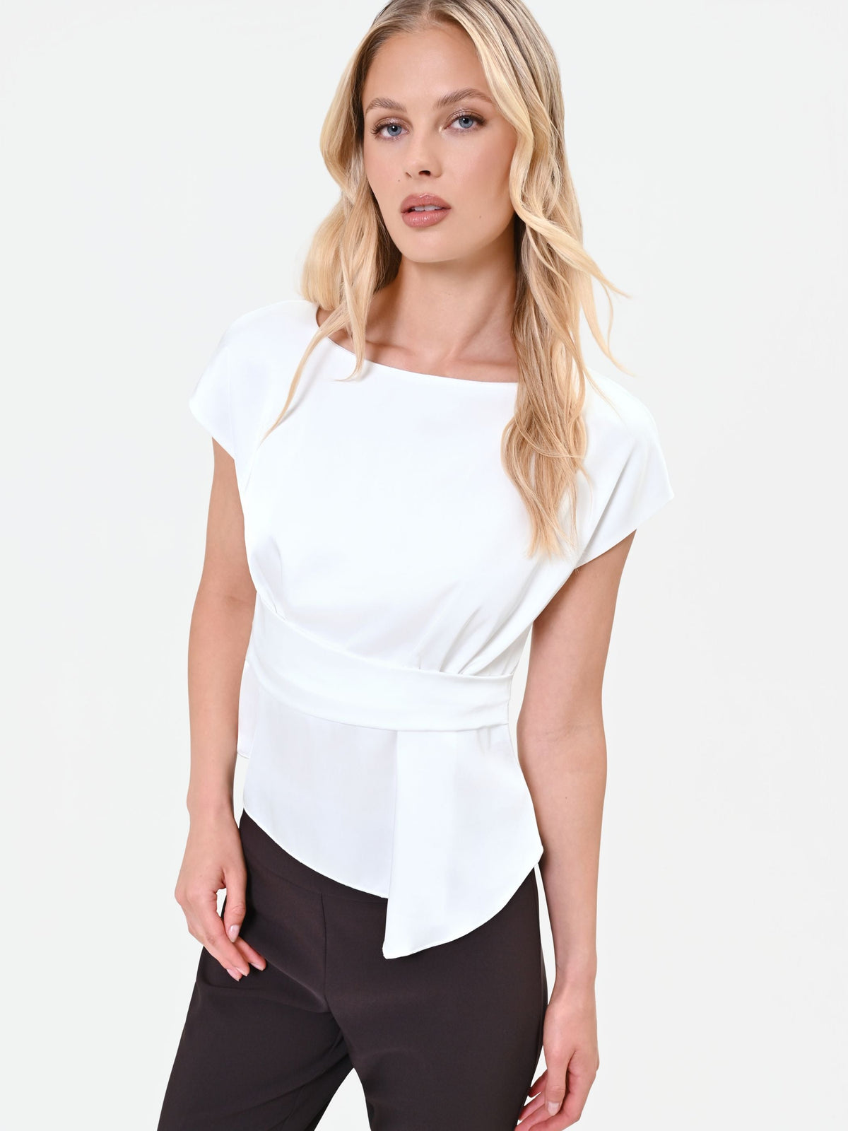 Blusa panna in raso con cintura annodata
