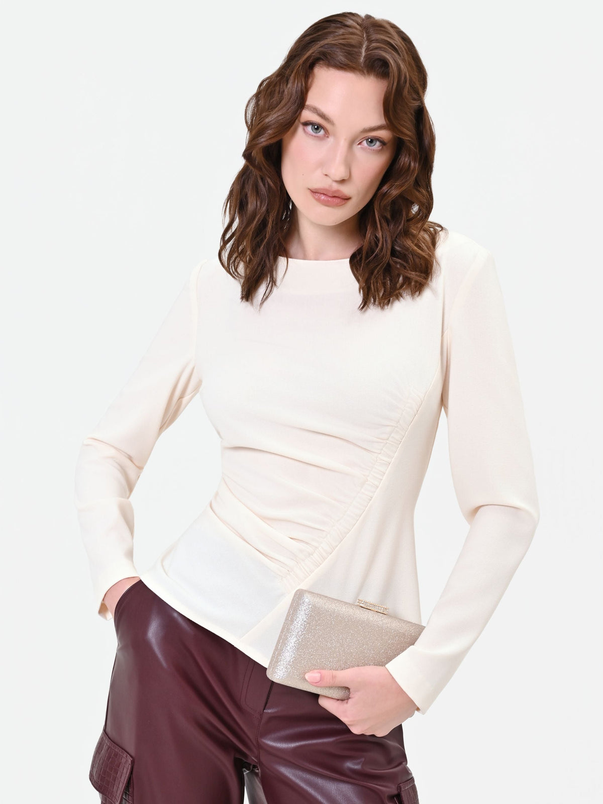 Blusa bianca con drappeggio asimmetrico