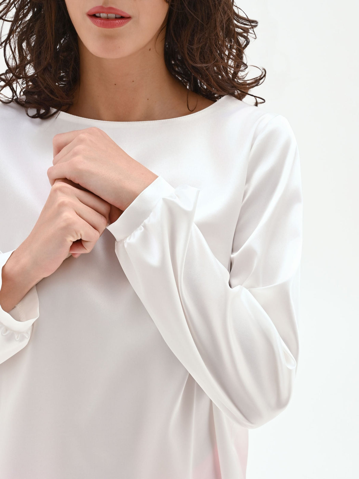 Blusa bianca in raso con scollo a barchetta
