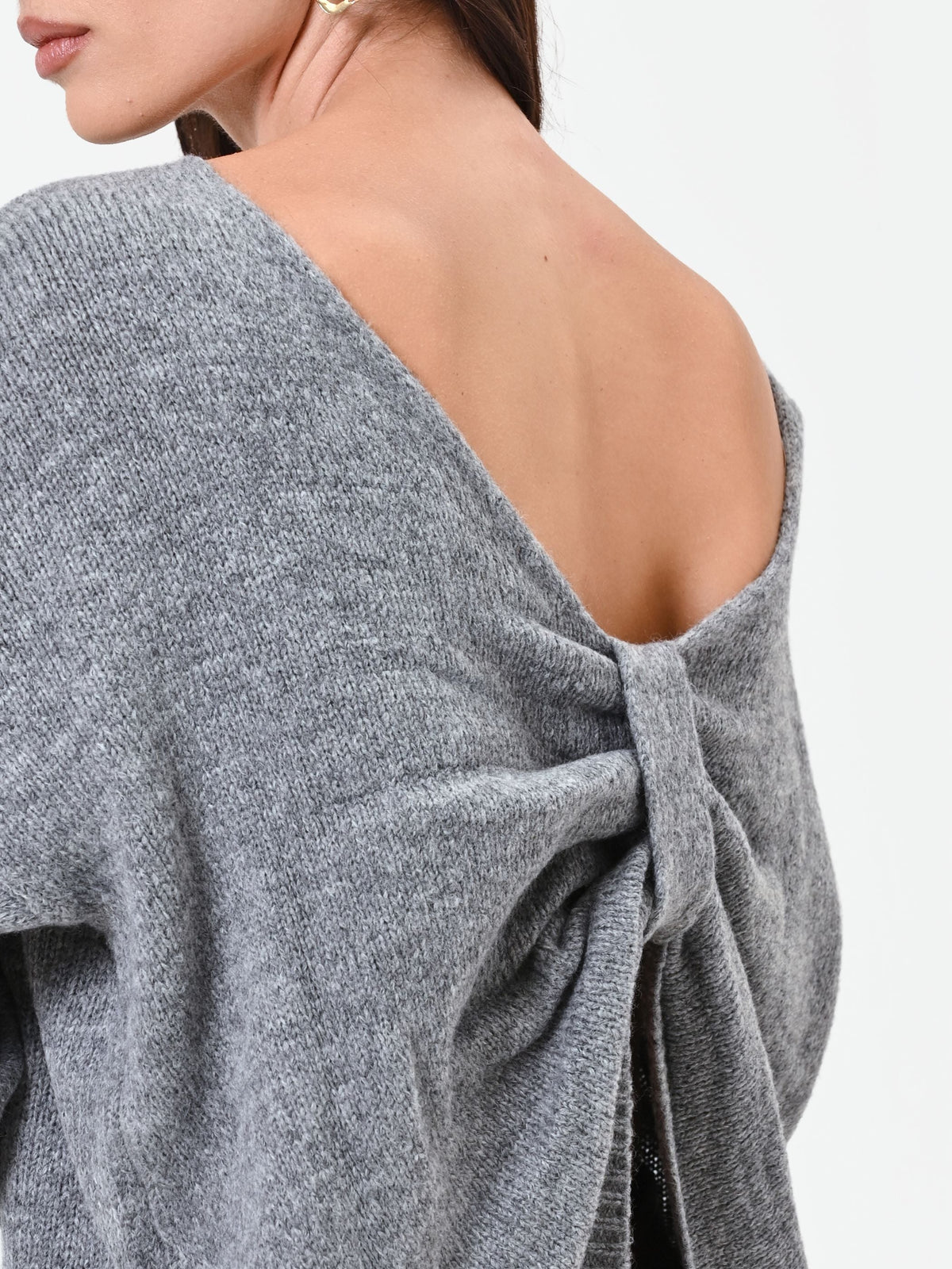 Maglia grigia con scollo a barchetta misto lana e viscosa