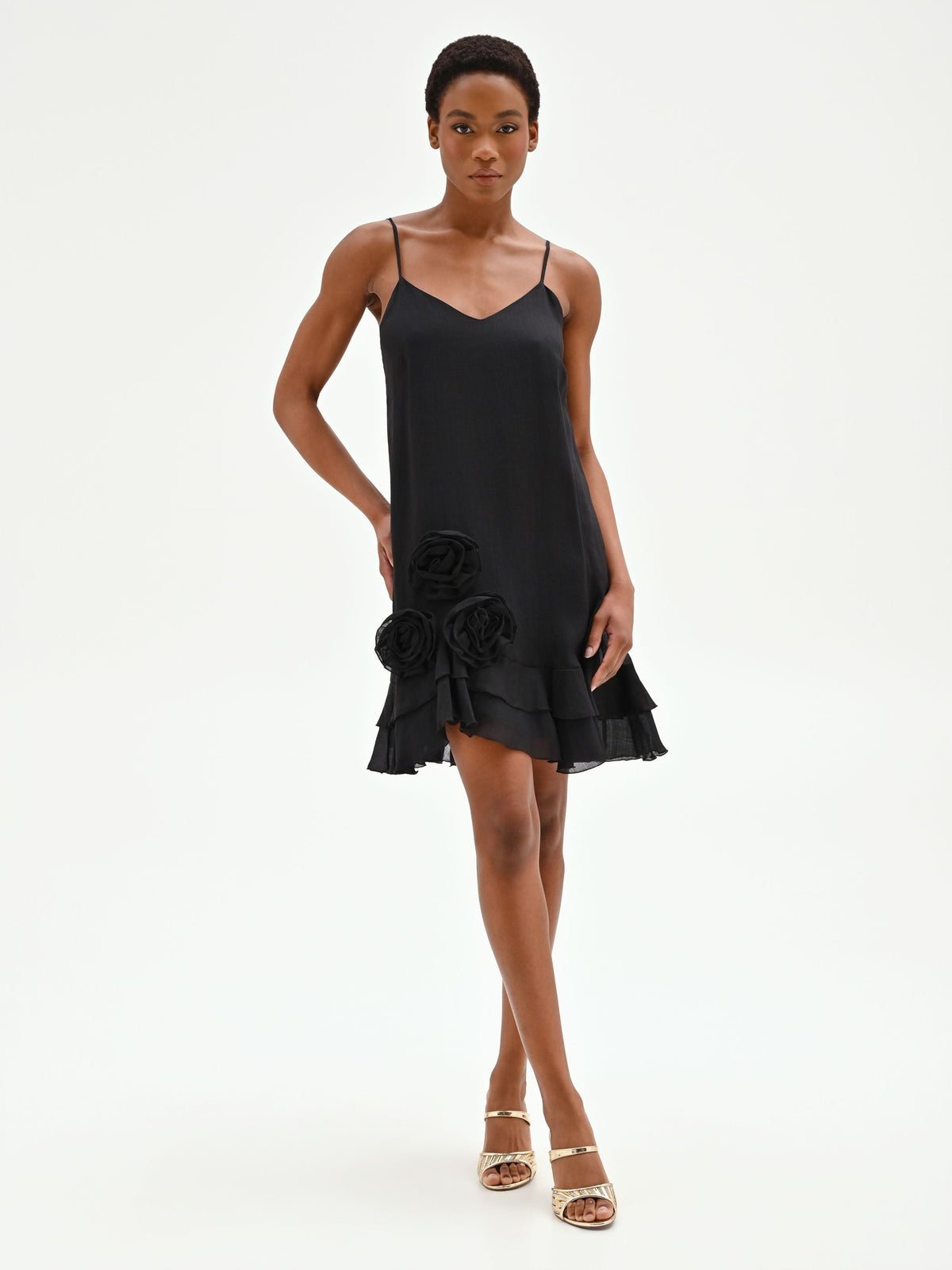 Mini abito nero in lyocell con rose applicate e balze