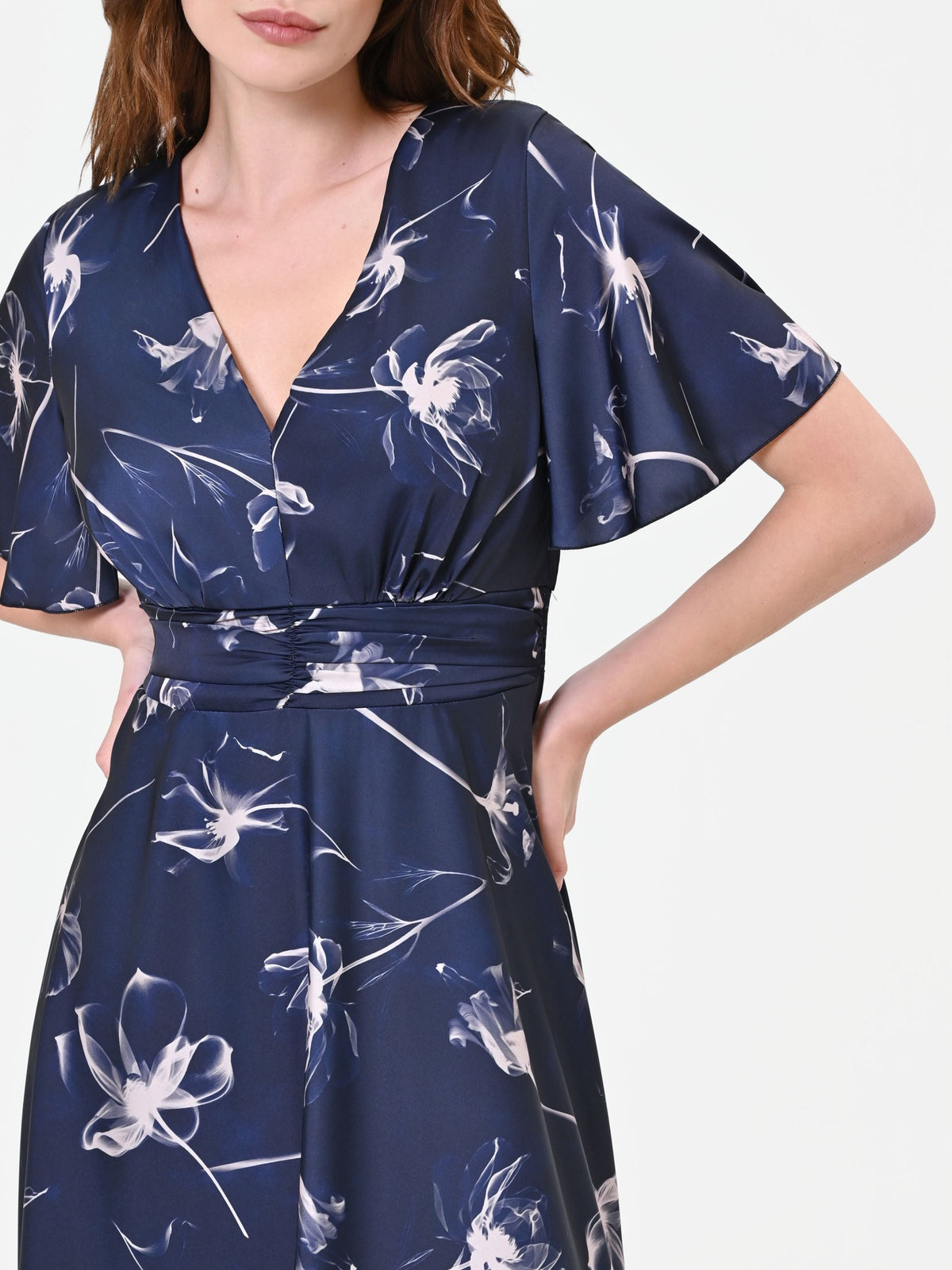 Abito lungo blu navy in raso con stampa a fiori