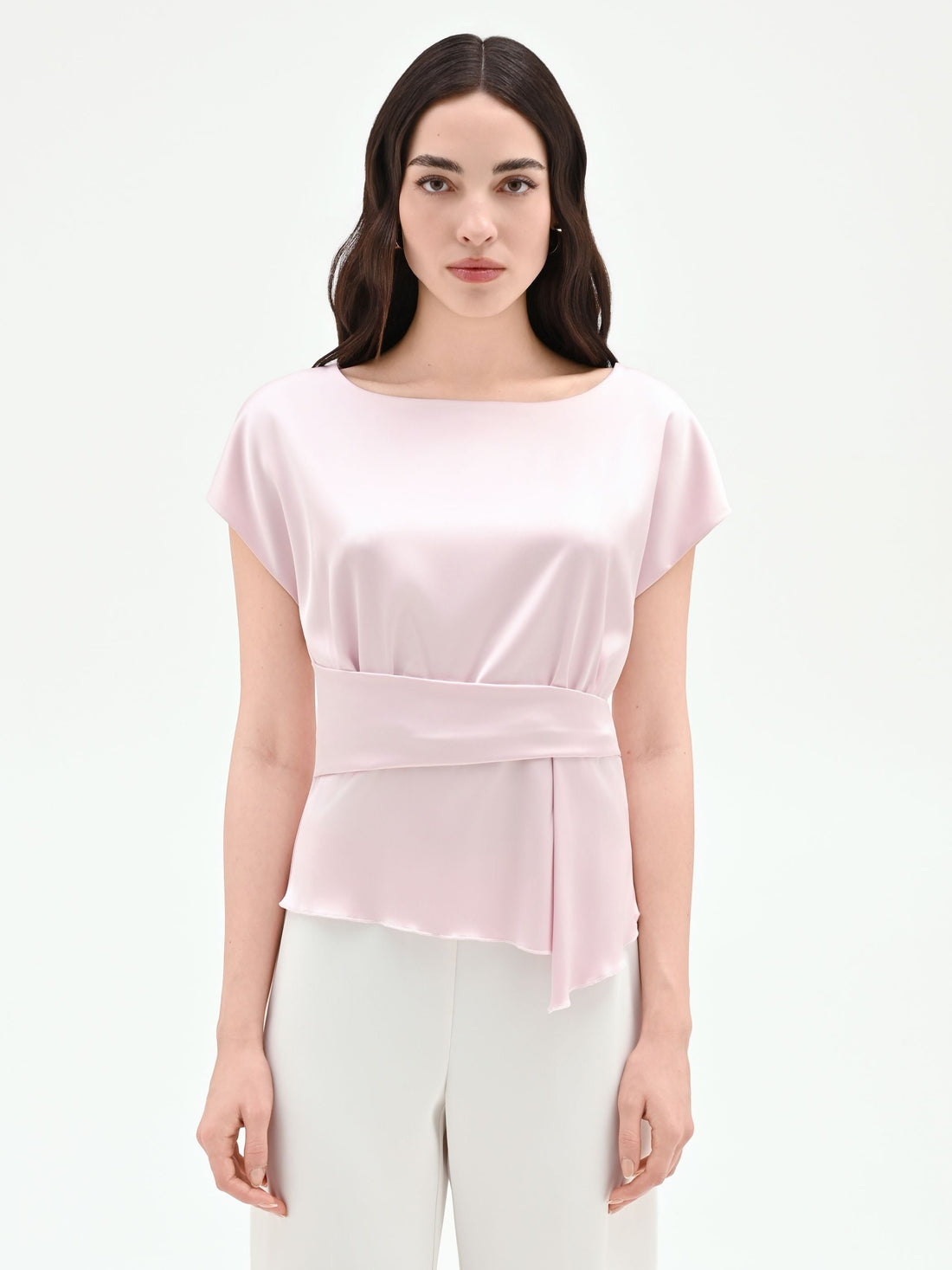 Blusa rosa pastello in raso con dettaglio asimmetrico