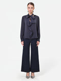Blusa blu navy con collo a fiocco e volant
